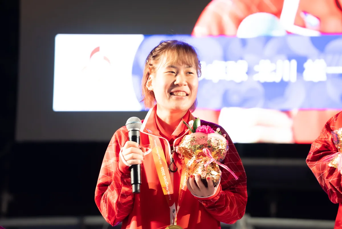 ステージでマイクを持って話す山口美也選手