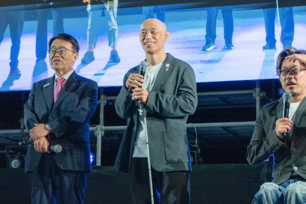 ステージで話す大村秀章知事、廣瀬誠さん、池崎大輔さん