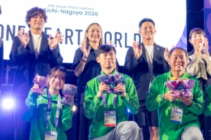 ONE HEART WORLDのステージで花束を手にする公式ボランティア「ONE ASIA CREW」の皆さんと、後ろに並ぶ大畑大介さん、安藤美姫さん、小須田潤太さん、平井理央さん