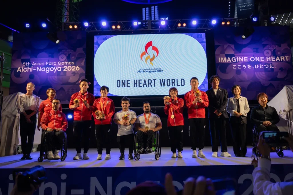 ONE HEART WORLDのステージに並ぶアスリートセレブレーション初日第1組の選手とレジェンドアスリートの集合写真