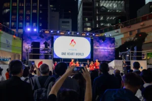 観客の後ろからのぞむONE HEART WORLDのステージ。大型ビジョンにONE HEART WORLDの文字