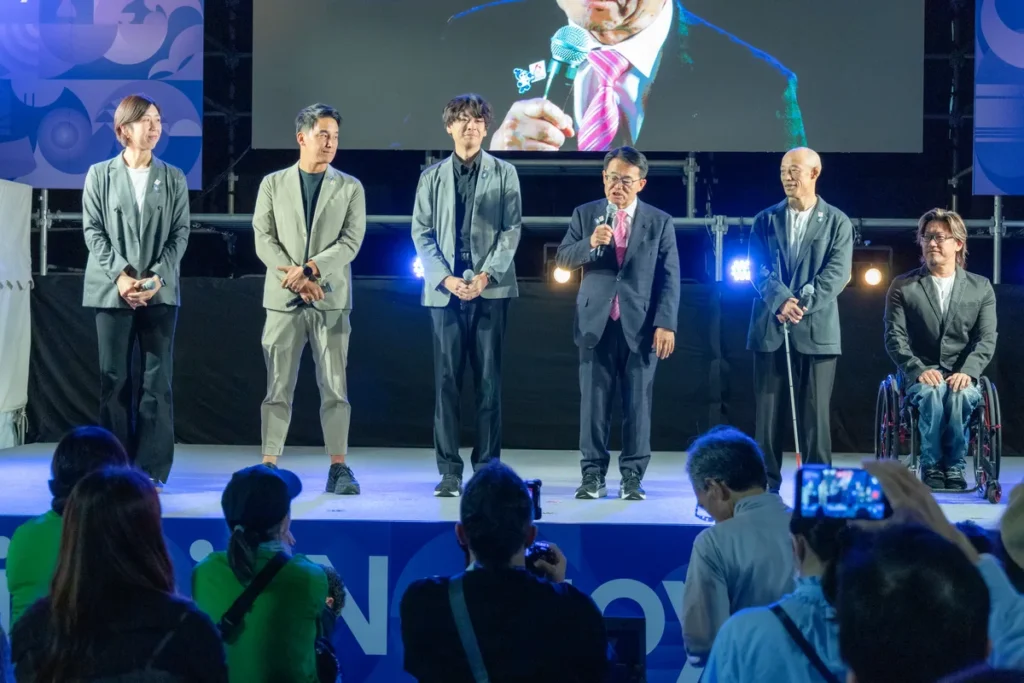 ONE HEART WORLDのステージに並ぶ荒木絵里香さん、松田丈志さん、宇山賢さん、大村秀章知事、廣瀬誠さん、池崎大輔さん