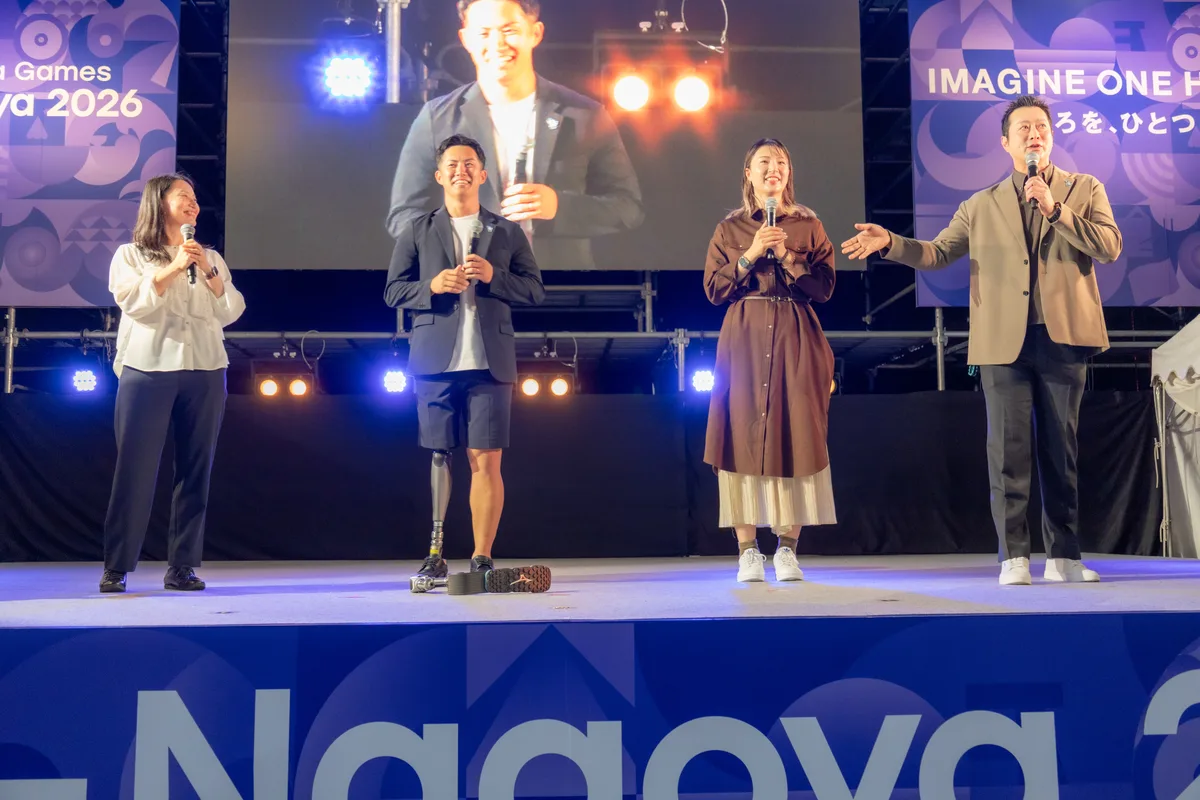 オアシス21のONE HEART WORLDステージに並ぶ伊藤則子さん、小須田潤太さん、栗原三佳さん、宮下純一さん