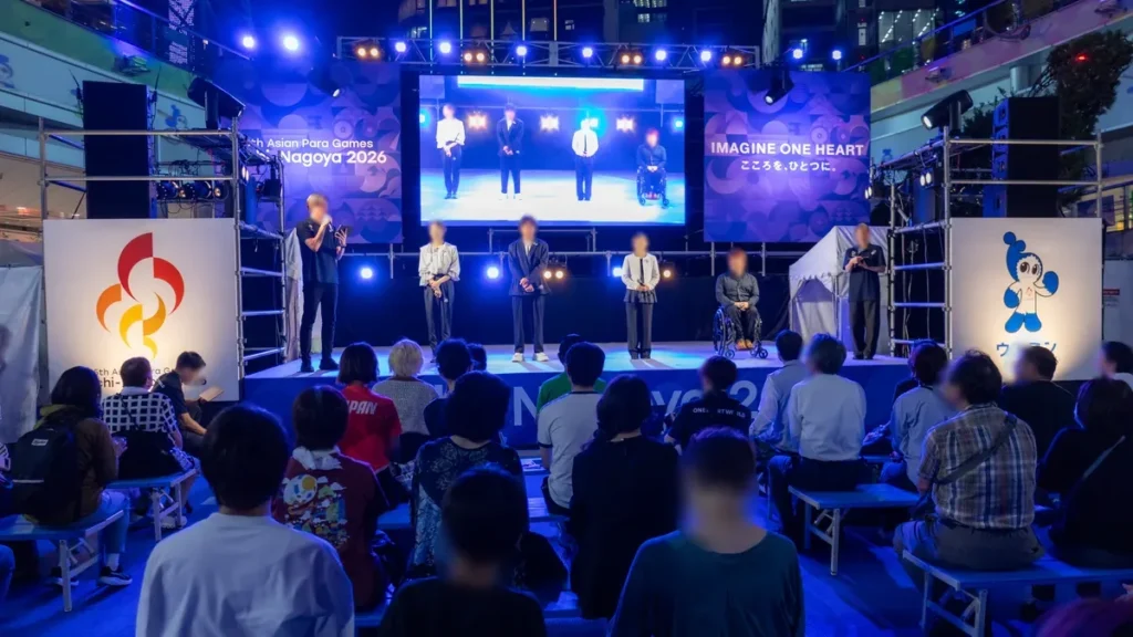 オアシス21のONE HEART WORLDのステージとベンチを埋めた観客。ステージにレジェンドアスリート4人が並ぶ