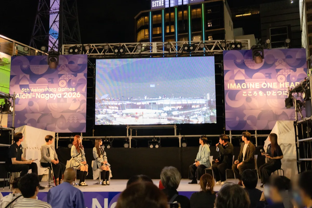 オアシス21のステージで、大型ビジョンに映る開会式の中継を見るゲストたちと観客