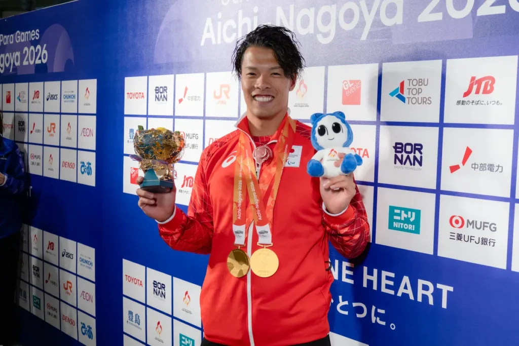 金メダルを掛けて笑顔を見せる大島健吾選手