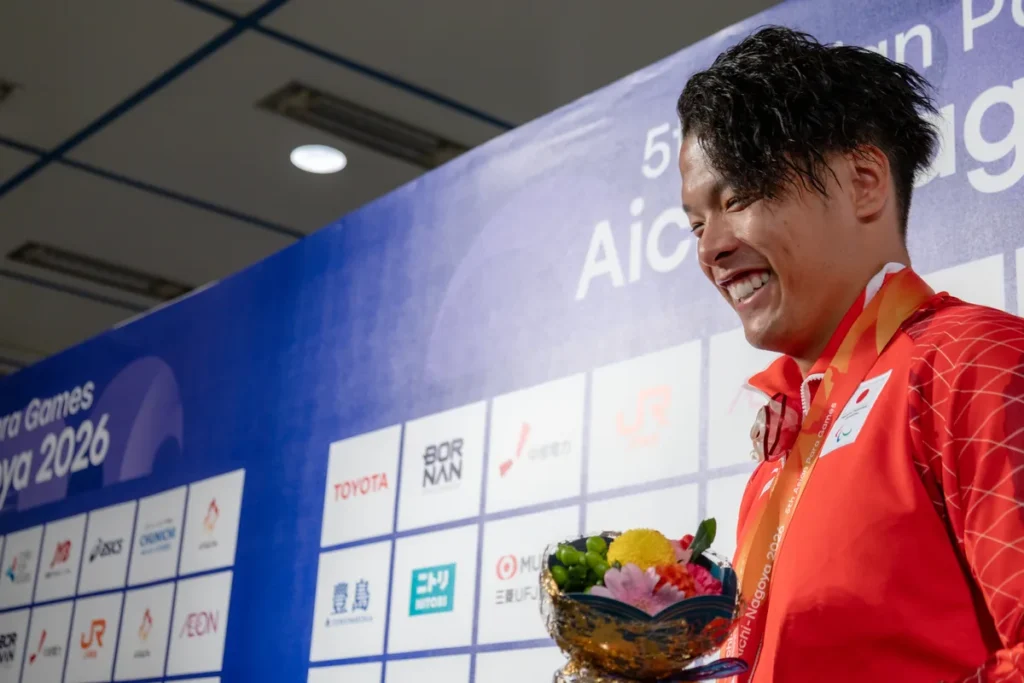 花束を手に笑う大島健吾選手