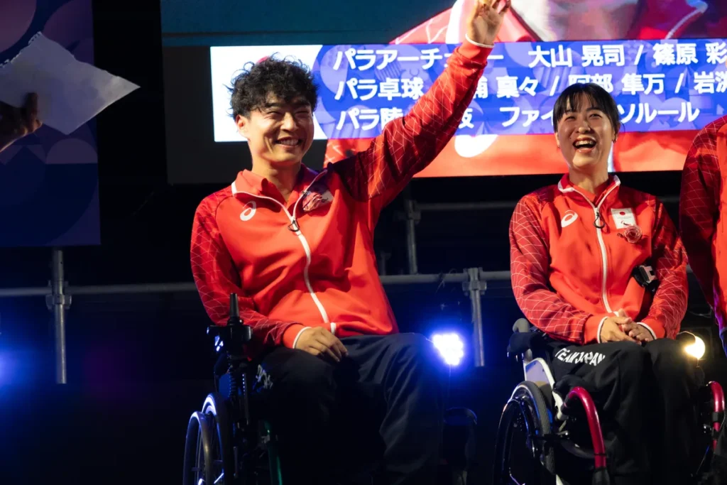 アスリートセレブレーションのステージに並ぶパラアーチェリーの大山晃司選手と篠原彩選手