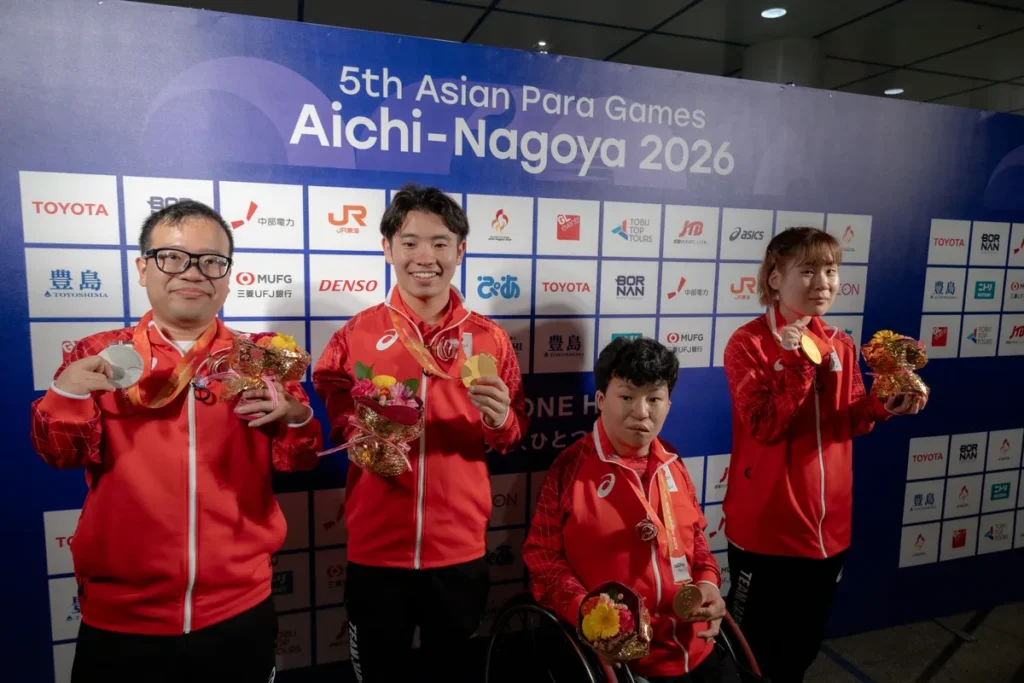 ミックスゾーンでメダルを手に並ぶパラ卓球の八木克勝選手、舟山真弘選手、北川雄一朗選手、山口美也選手
