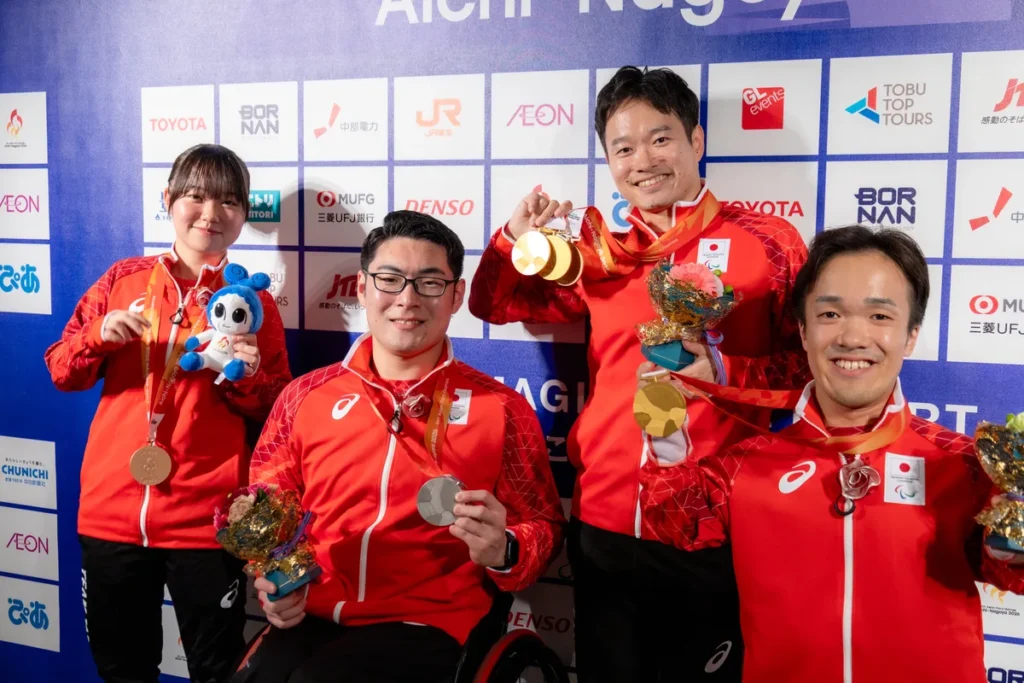 メダルと花束を手に並ぶパラ卓球の日本の選手たち