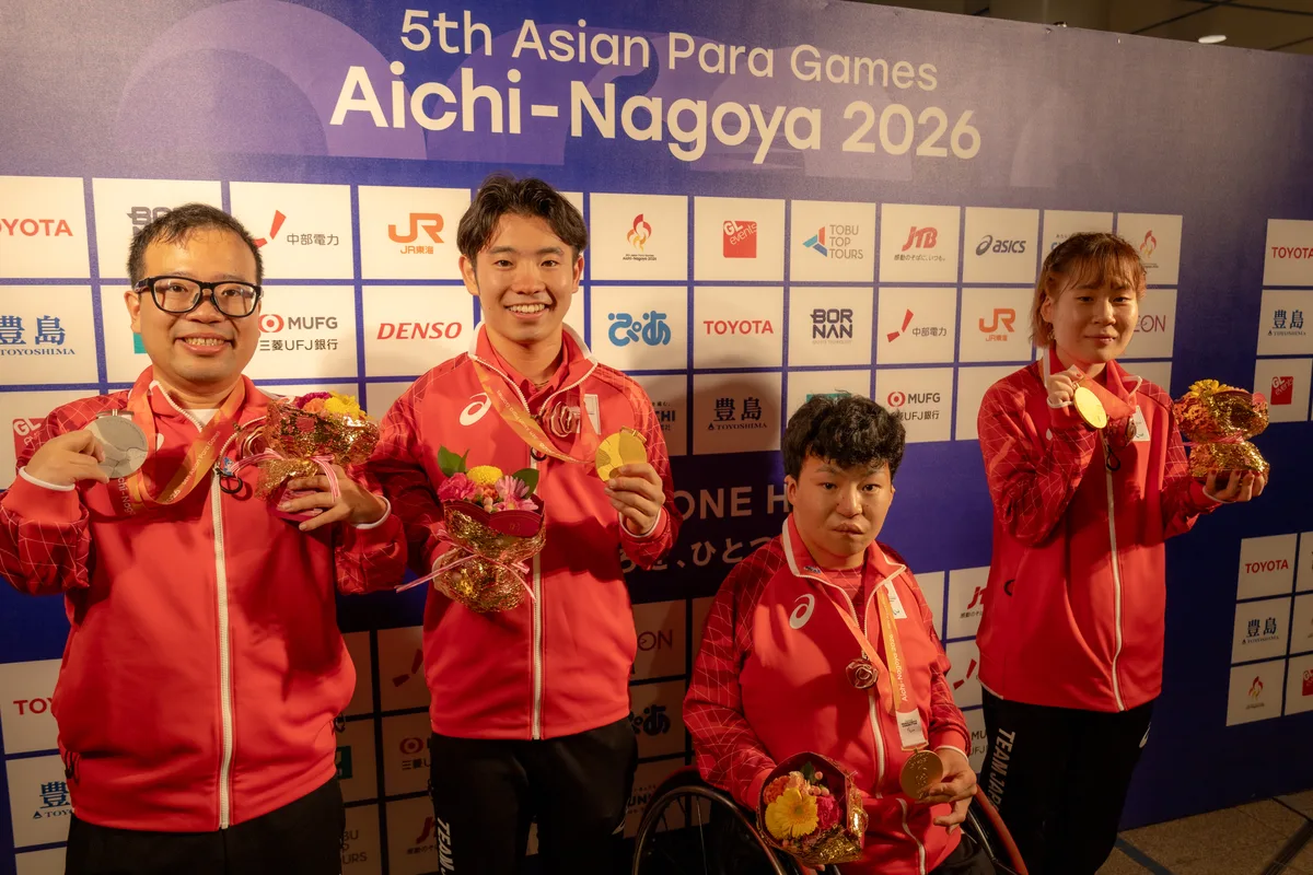 笑顔でメダルを見せるパラ卓球の4人