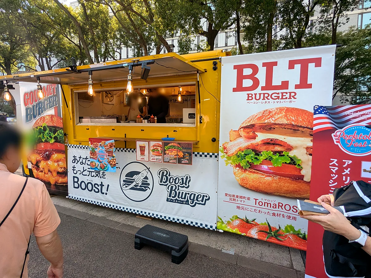 ブーストバーガーのキッチンカー。BLTバーガーとアメリカンポークのスマッシュチーズバーガー