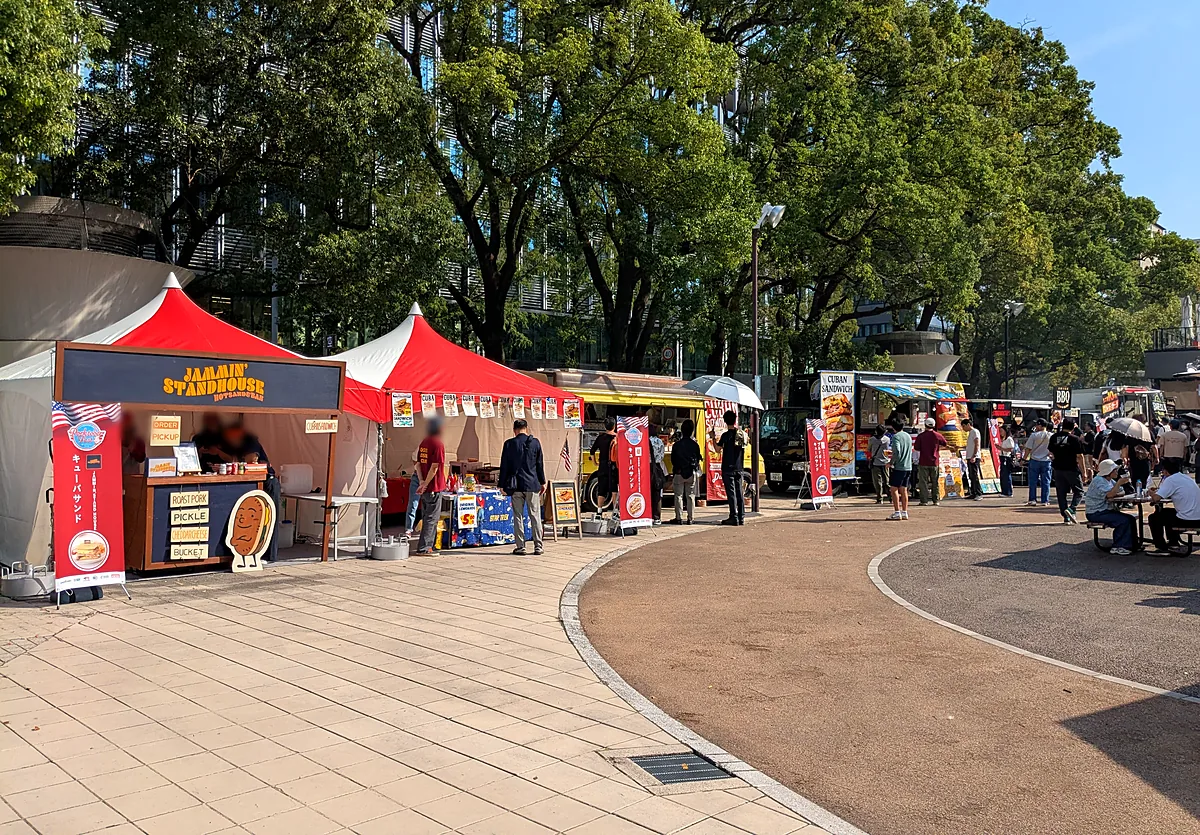 ポークトーバーフェスの会場に並ぶJAMMIN' STANDHOUSEのテントとキッチンカー