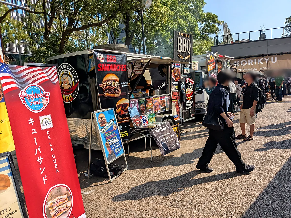 Troy's American BBQのトレーラー。BBQサンドイッチとプルドポークの看板