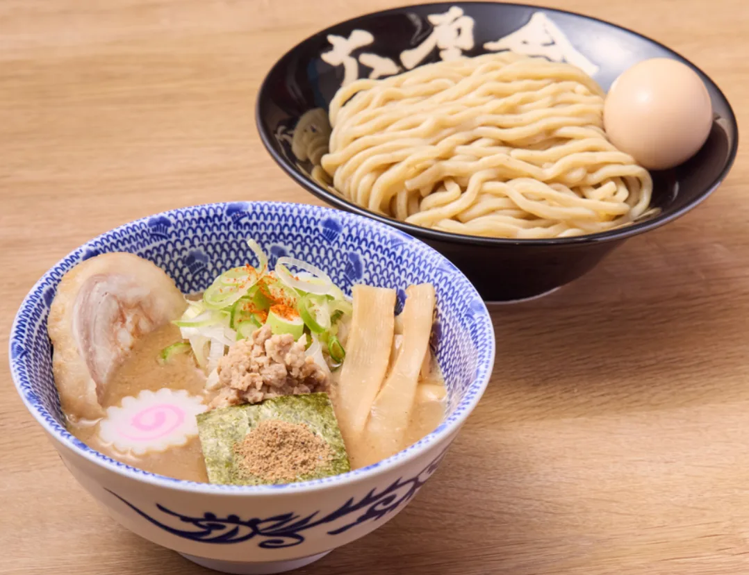 六厘舎の基本の一杯「つけめん」（並1,080円）。濃厚なつけ汁と極太麺の組み合わせ