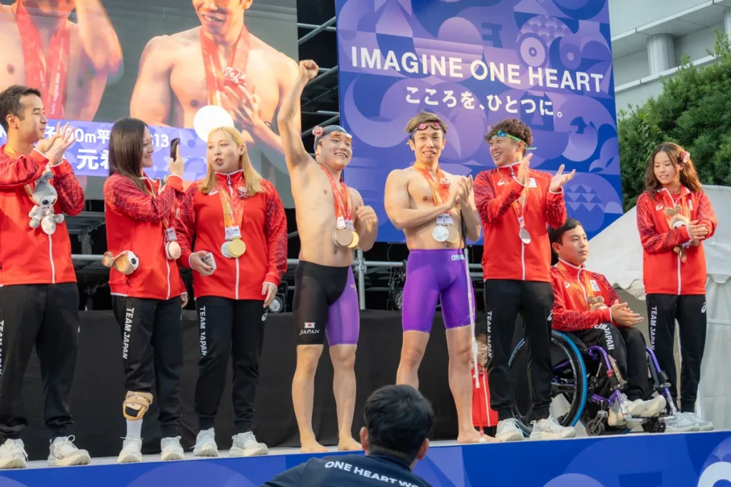 ONE HEART WORLDのステージで手を振り上げる齋藤元希選手