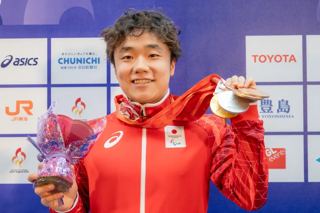 ミックスゾーンで5個のメダルを掲げるパラ水泳の齋藤元希選手