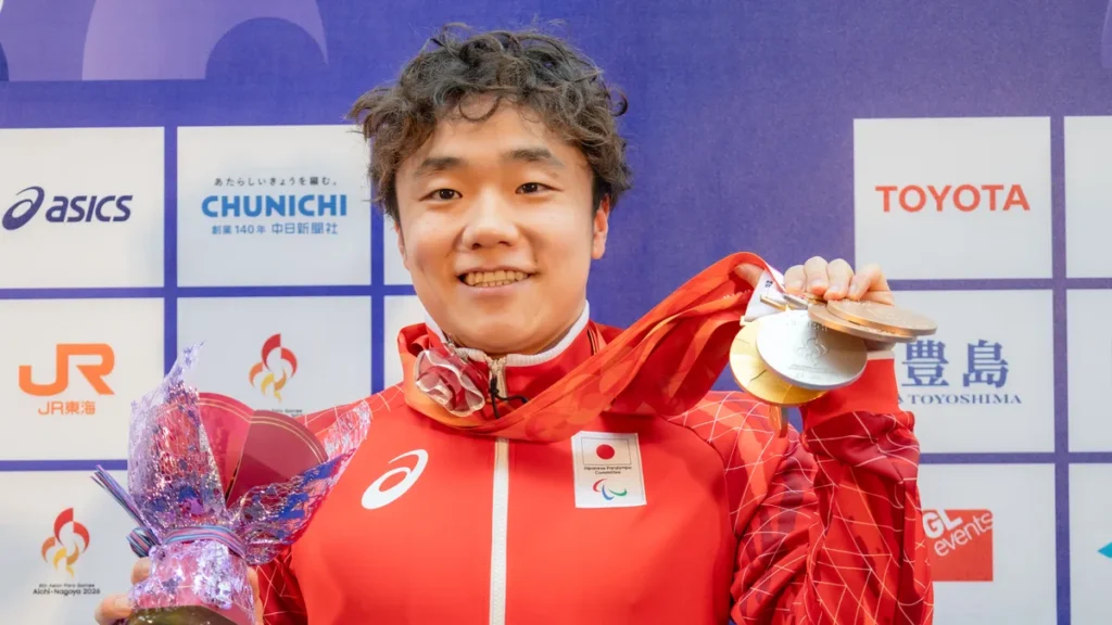 パラ水泳の齋藤元希選手。5個のメダルを掲げて