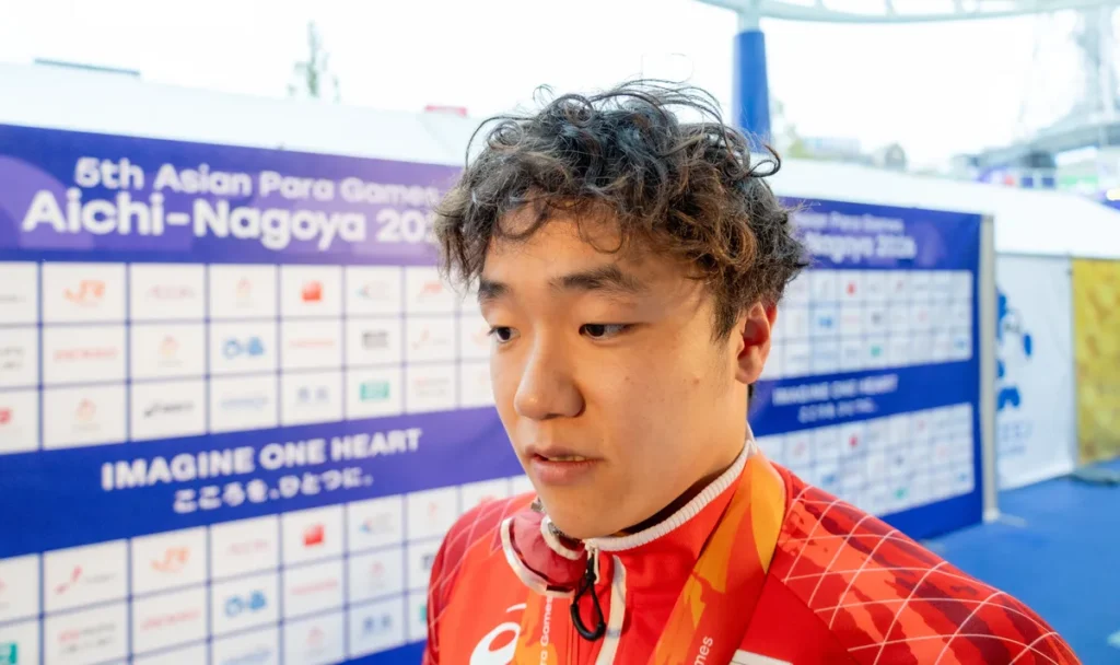 ミックスゾーンで笑顔で話す齋藤元希選手
