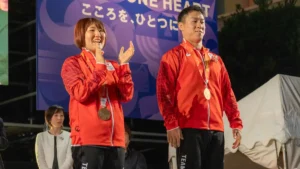 パラ柔道の櫻井徹也選手と藤原由衣選手。銅メダルを掛けてONE HEART WORLDのステージで