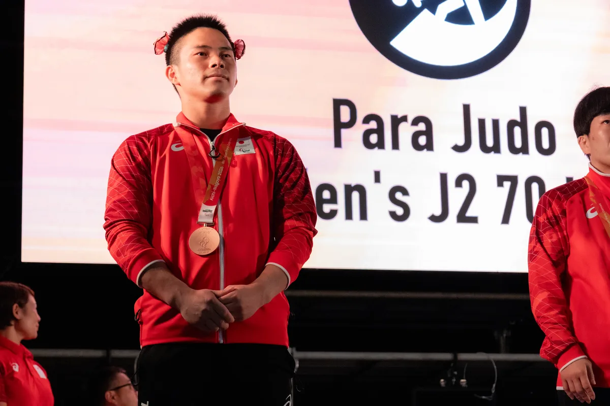 銅メダルを掛けてステージに立つパラ柔道の瀬戸勇次郎選手