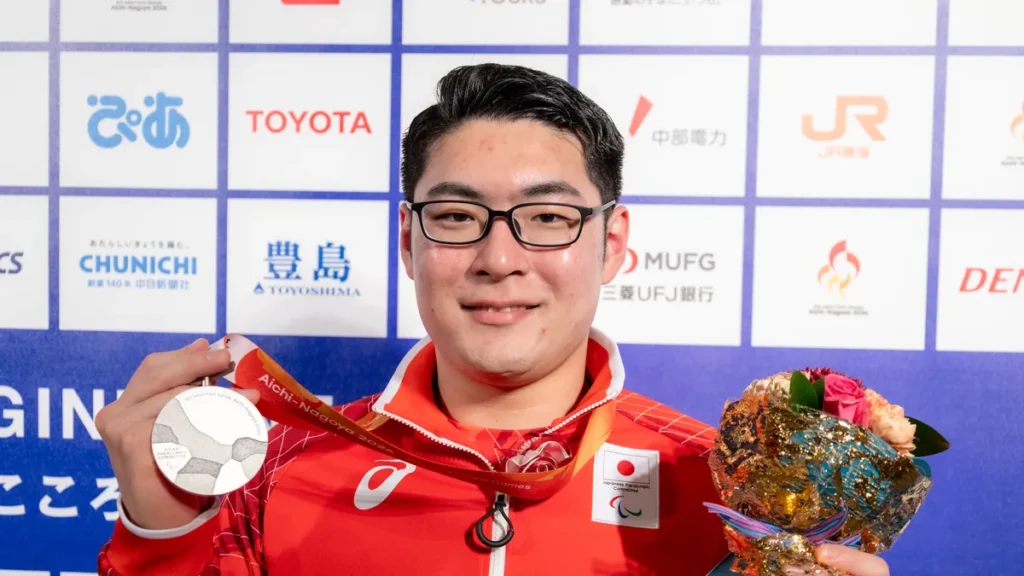 パラ卓球の七野一輝選手。銀メダルと花束を手に