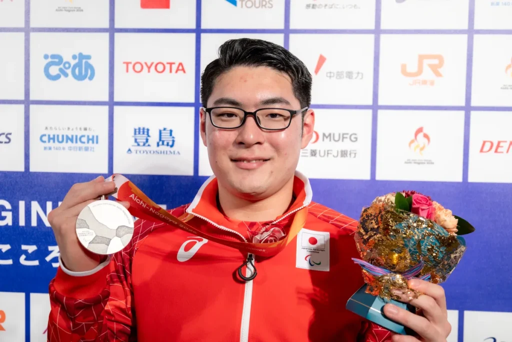 銀メダルを手に笑顔を見せる七野一輝選手