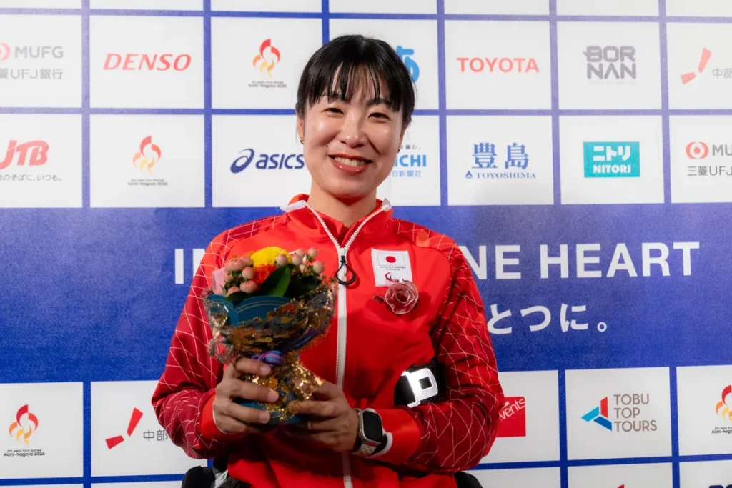 ミックスゾーンで花束を手にするパラアーチェリーの篠原彩選手