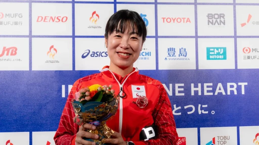 パラアーチェリーの篠原彩選手。花束を手に