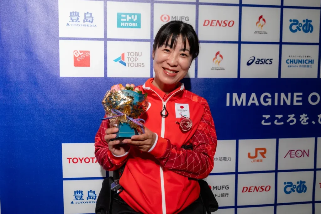 花束を手に笑顔を見せる篠原彩選手