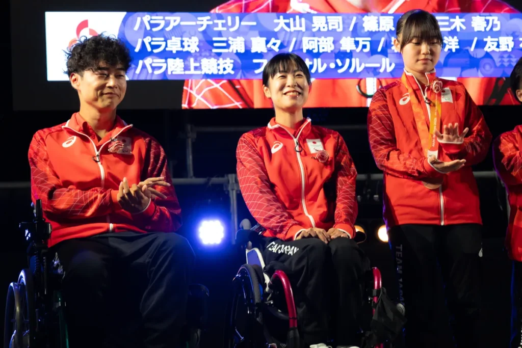 アスリートセレブレーションのステージで笑顔を見せるパラアーチェリーの篠原彩選手