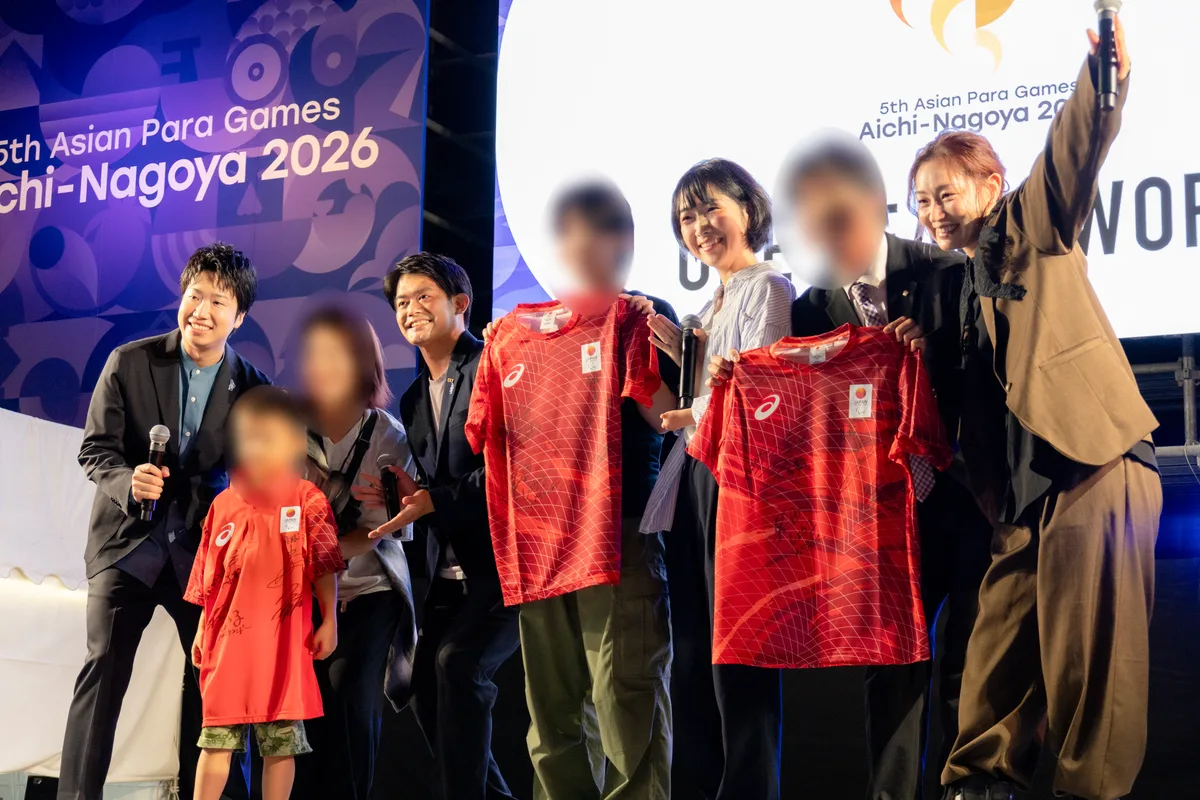 サイン入りウェアを受け取った人たちとレジェンドアスリート4人