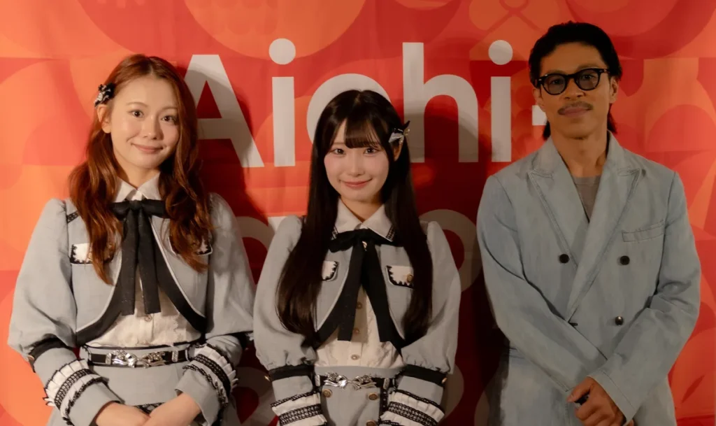 囲み取材で並ぶSKE48の倉島杏実さん、松本慈子さんと、EXILEの松本利夫さん