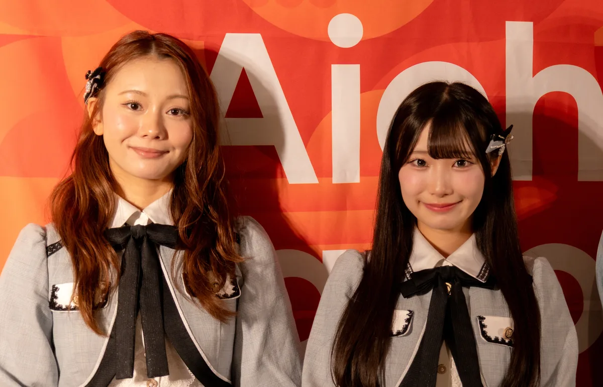 オアシス21の囲み取材に応じるSKE48の倉島杏実さんと松本慈子さん