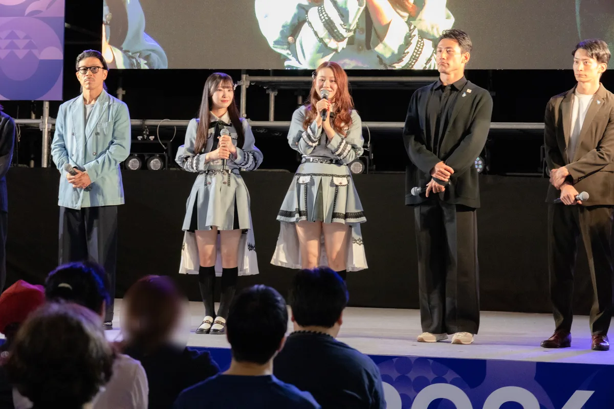 ONE HEART WORLDのオープニングトークショーでマイクを持って話すSKE48の松本慈子さん。隣に倉島杏実さん、松本利夫さん、塚原直貴さん、入江陵介さん
