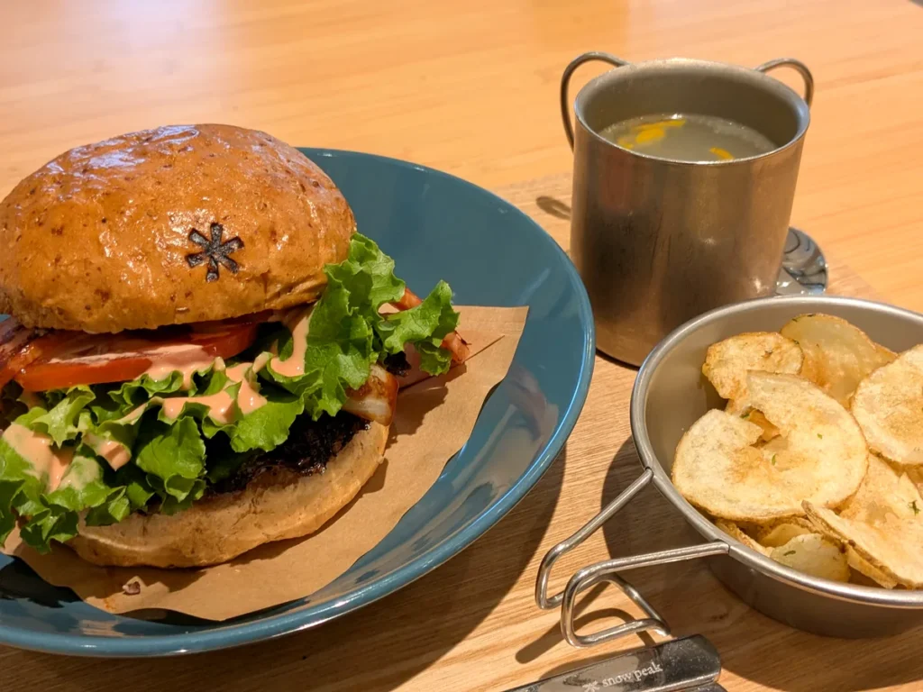 スノーピークカフェ久屋大通公園店のビーフ100% BLTバーガーのセット。手作りポテトチップスとステンレスのマグのドリンク付き