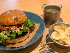 スノーピークカフェ久屋大通公園店のビーフ100% BLTバーガーのセット。手作りポテトチップスとステンレスのマグのドリンク付き