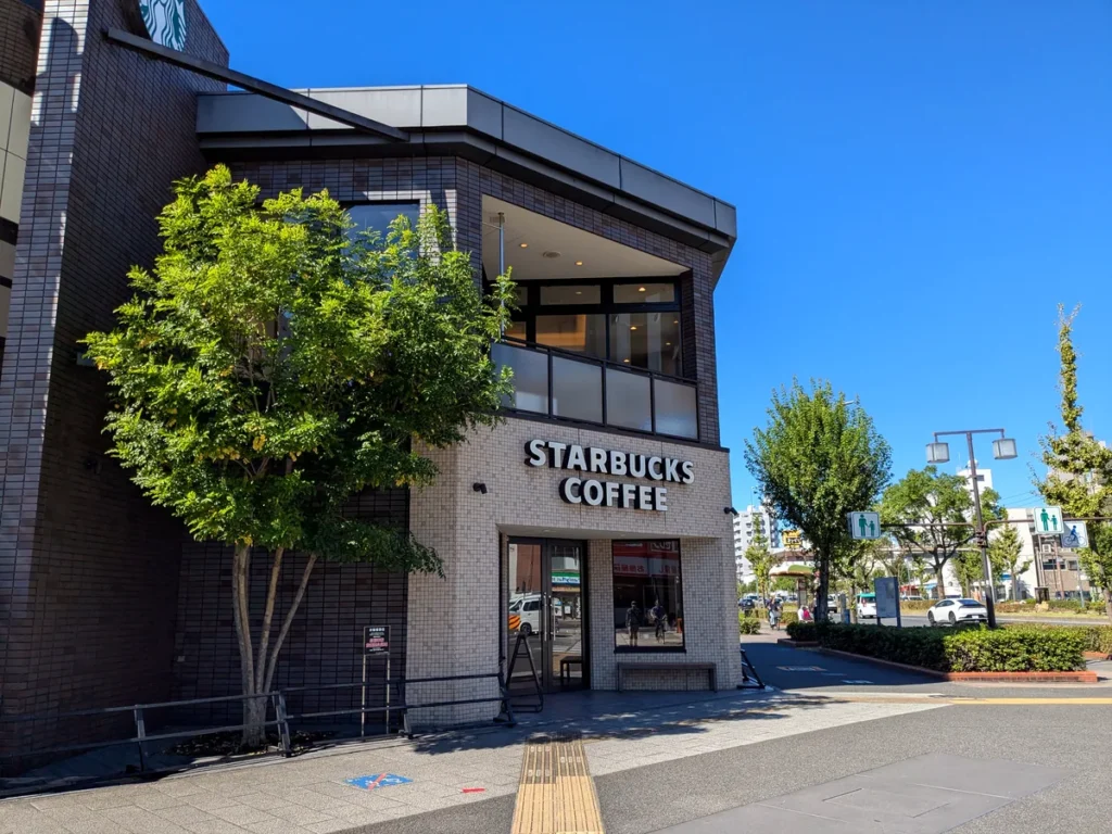 御器所駅4番出口すぐにある2階建てのスターバックス コーヒー 御器所駅前店の外観