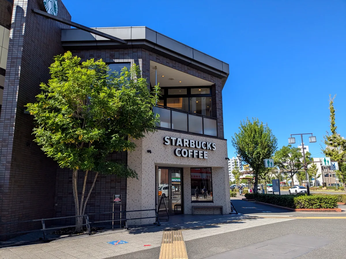 御器所駅4番出口すぐにある2階建てのスターバックス コーヒー 御器所駅前店の外観