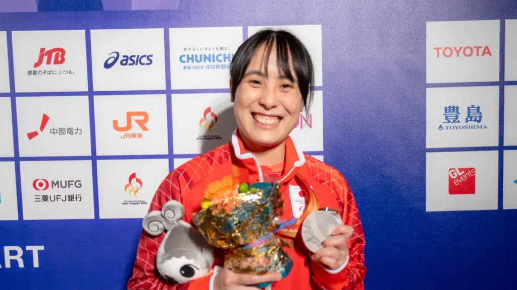 ゴールボールの高橋利恵子選手。銀メダルと花束を手に