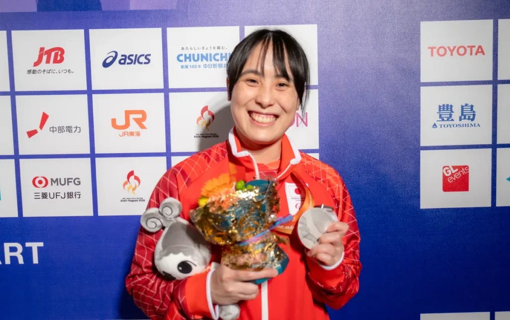 ミックスゾーンで銀メダルと花束、ウズミンのぬいぐるみを手にするゴールボールの高橋利恵子選手