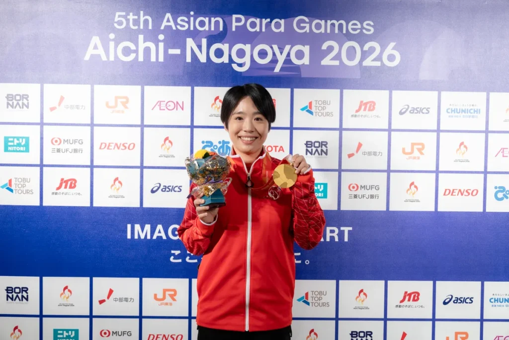 金メダルと花束を手にミックスゾーンに立つ髙桑早生選手