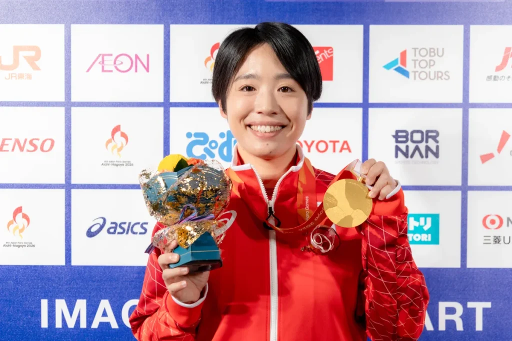 女子100m T64の金メダルと花束を手にする髙桑早生選手