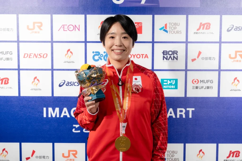 ミックスゾーンで金メダルと花束を手にするパラ陸上の髙桑早生選手