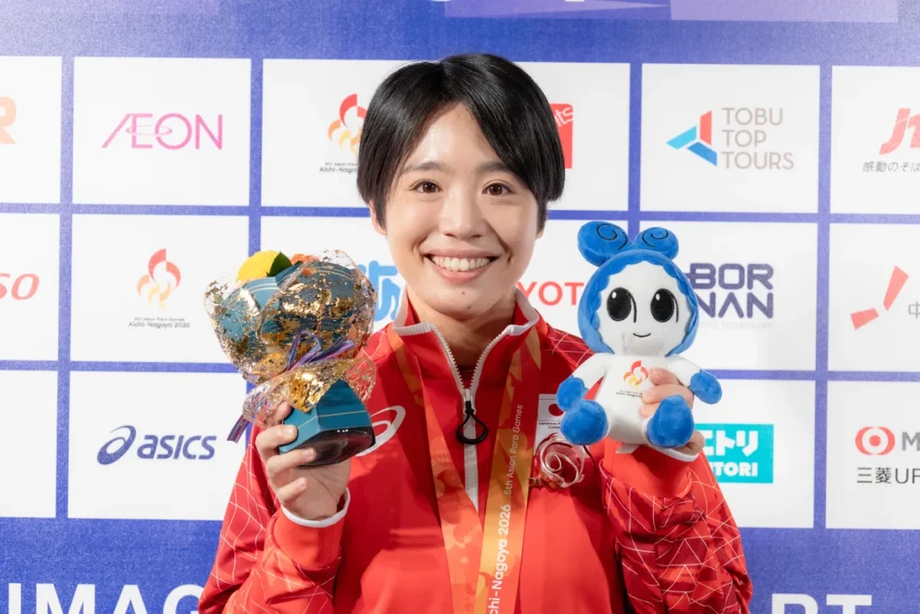 ウズミンのぬいぐるみと花束を手にする髙桑早生選手