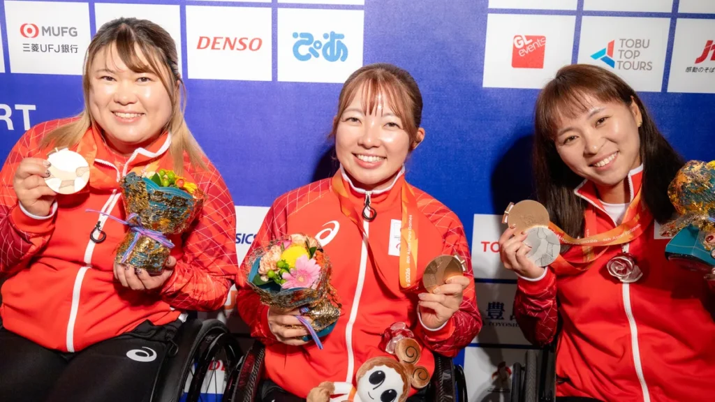 車いすテニスの髙室冴綺選手、田中愛美選手、大谷桃子選手。メダルを手に