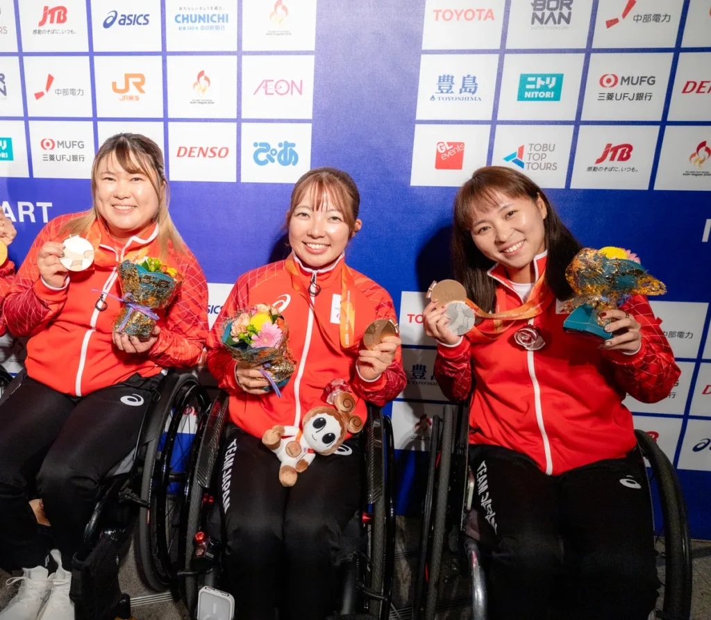 メダルを手に笑顔を見せる髙室冴綺選手、田中愛美選手、大谷桃子選手