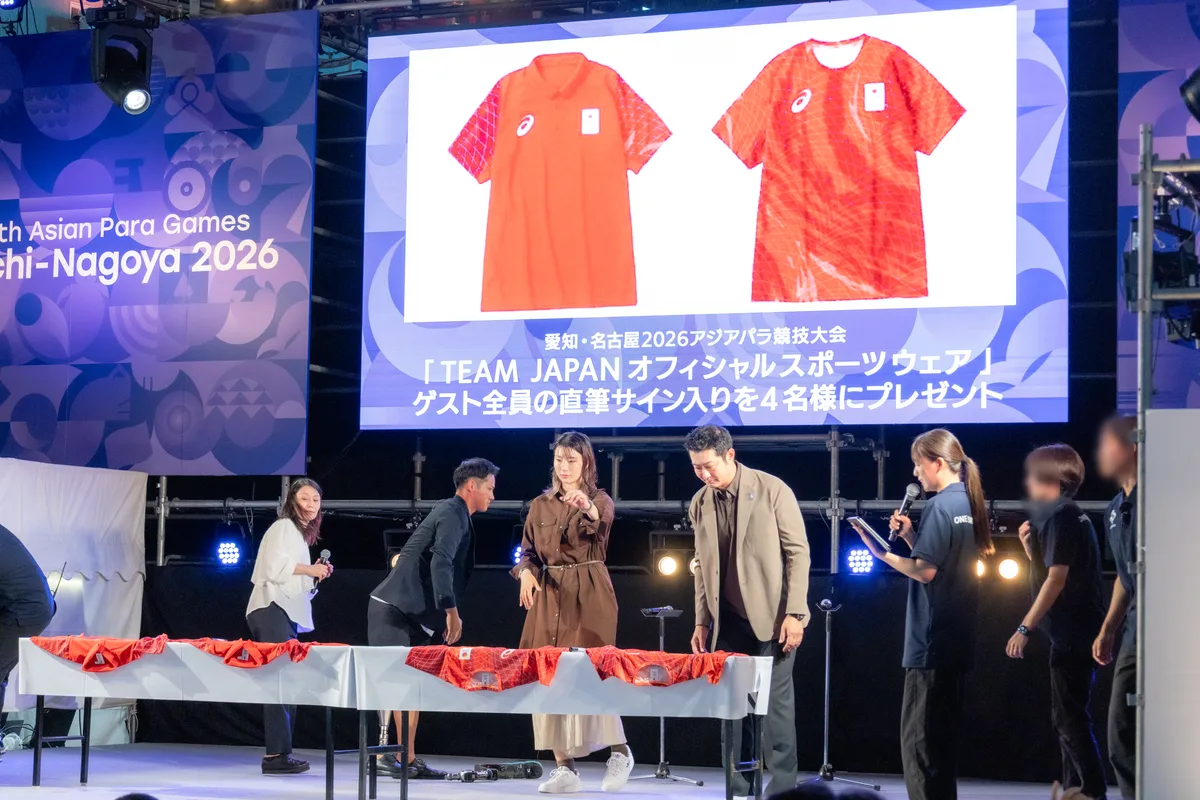 4人のゲストの直筆サインが入ったTeam Japanのオフィシャルスポーツウェア
