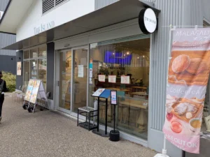 久屋大通公園 RAYARD Hisaya-odori Park ZONE3にあるTHE ISLANDの外観とマラサダののぼり