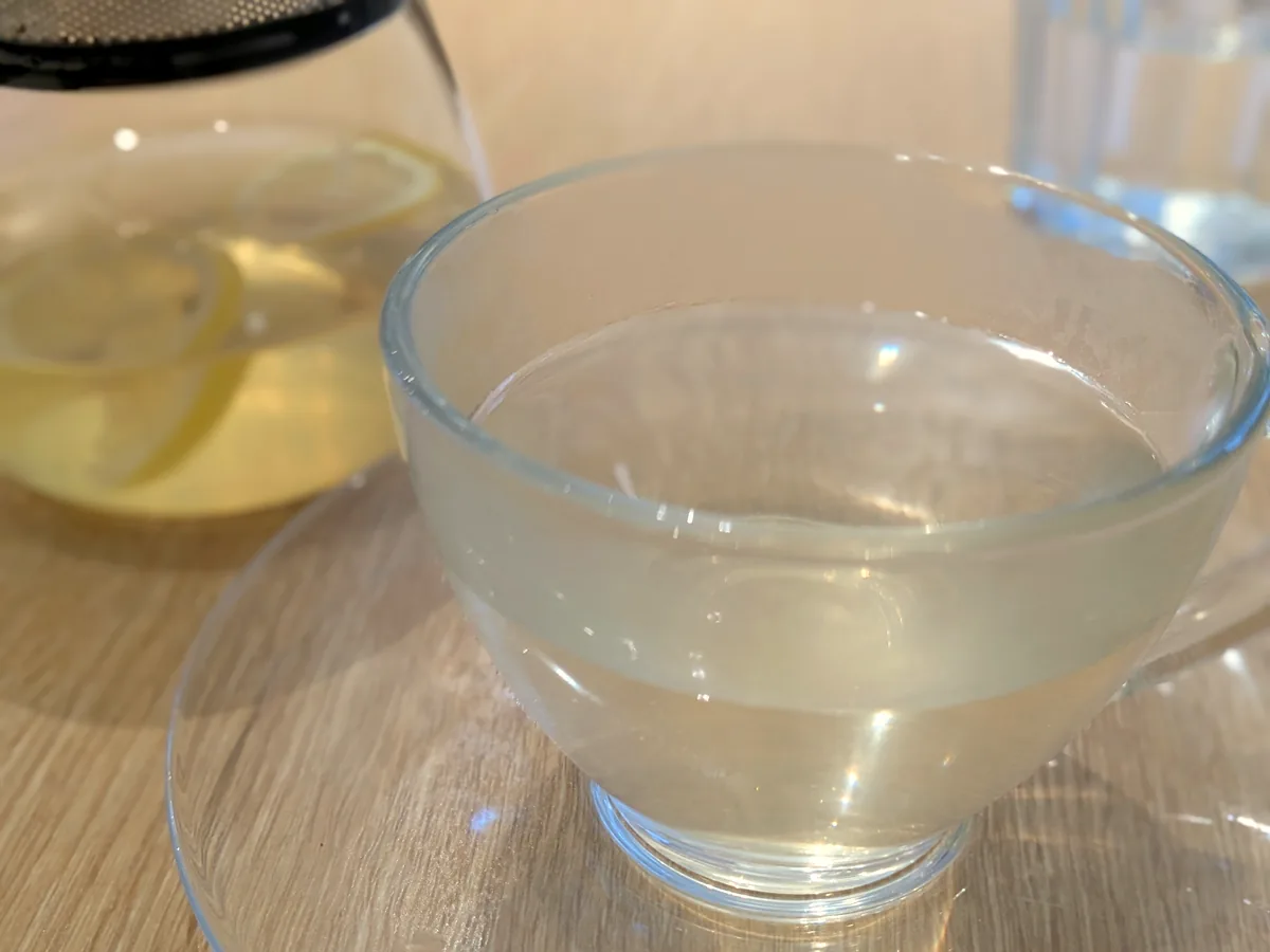 ガラスのカップに注がれたホットのアイランドレモネード(550円)